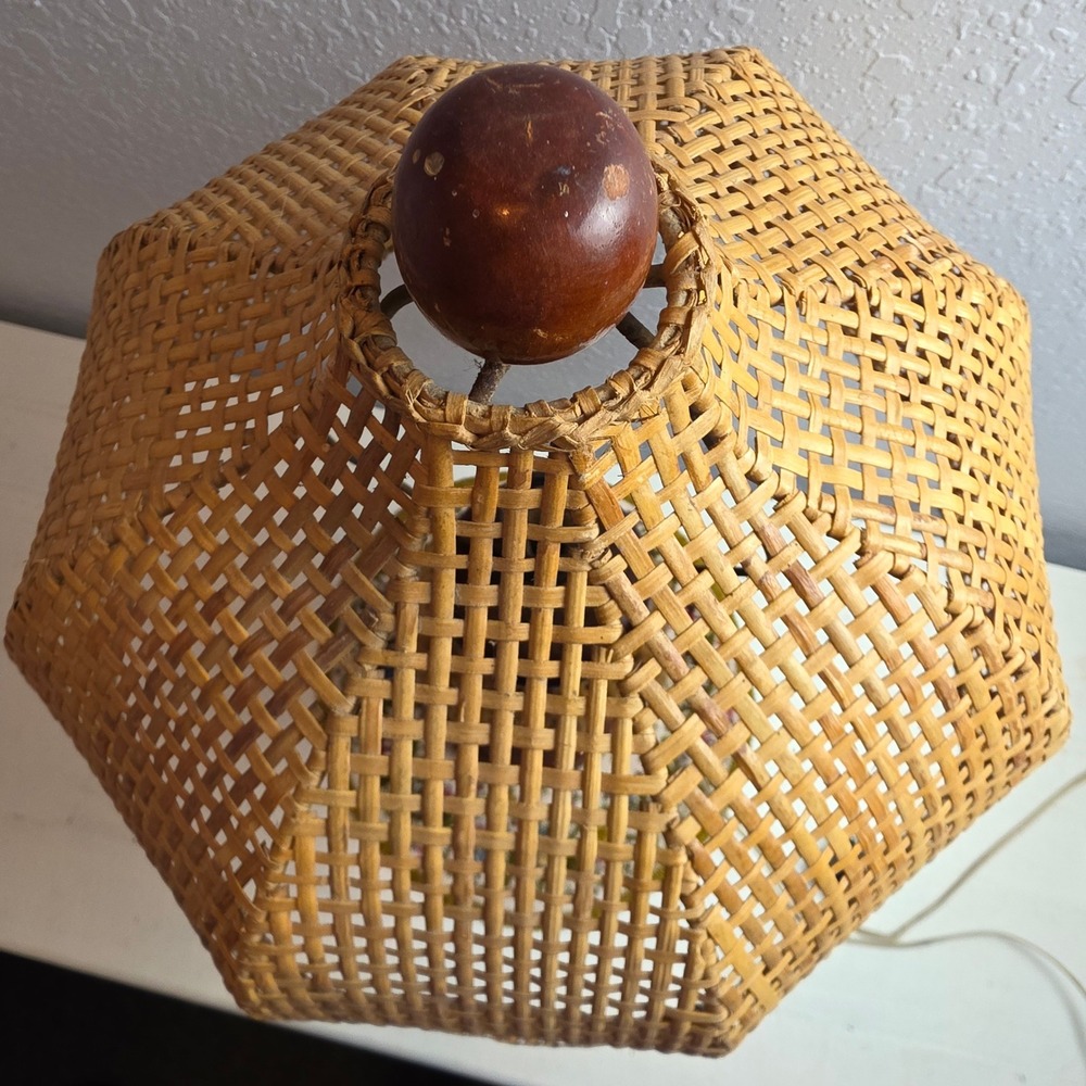 Vintage Wicker Rattan & Wood Table Lamp Scallop Shade Woven Boho Beachy Coastal - Picture 8 of 9